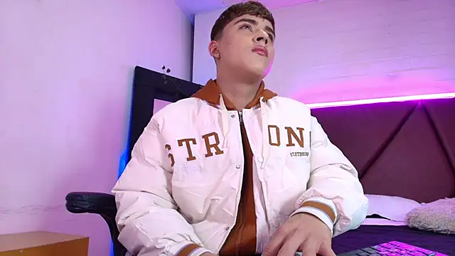 Snapshot of Lucass_love chatting on 02-11-26, 01:05 Lucass love online show from 02-11-26, 01:05