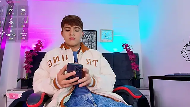 Snapshot of Lucass_love chatting on 03-09-26, 12:42 Lucass love online show from 03-09-26, 12:42