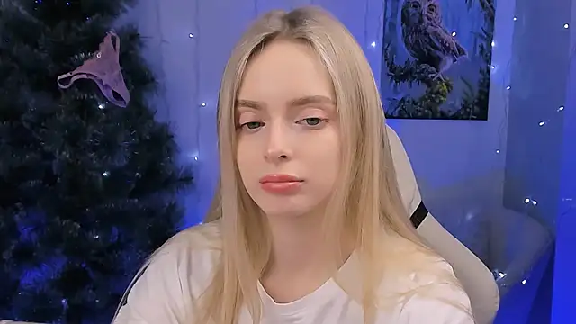 Snapshot of JuliaBrewwer chatting on 12-19-25, 02:35 JuliaBrewwer online show from 12-19-25, 02:35