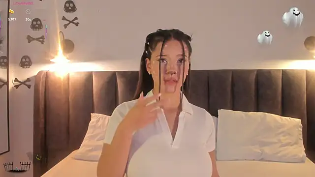 Snapshot of Sophie_Smith19_ chatting on 10-31-25, 01:45 Sophie Smith19 online show from 10-31-25, 01:45