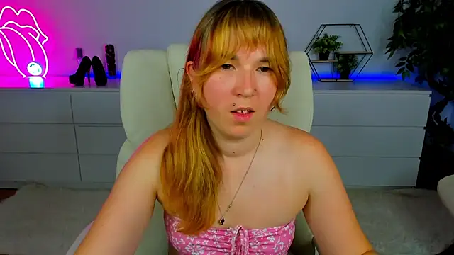 Snapshot of Sofii_darling chatting on 10-20-25, 04:18 Sofii darling online show from 10-20-25, 04:18