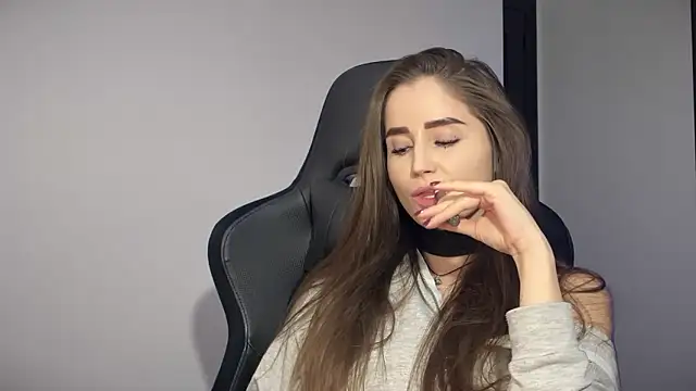 Snapshot of s_meow chatting on 10-28-25, 10:56 s meow online show from 10-28-25, 10:56