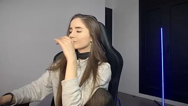 Snapshot of s_meow chatting on 11-06-25, 10:43 s meow online show from 11-06-25, 10:43