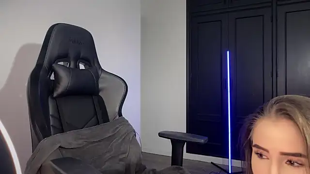 Snapshot of s_meow chatting on 11-08-25, 03:45 s meow online show from 11-08-25, 03:45