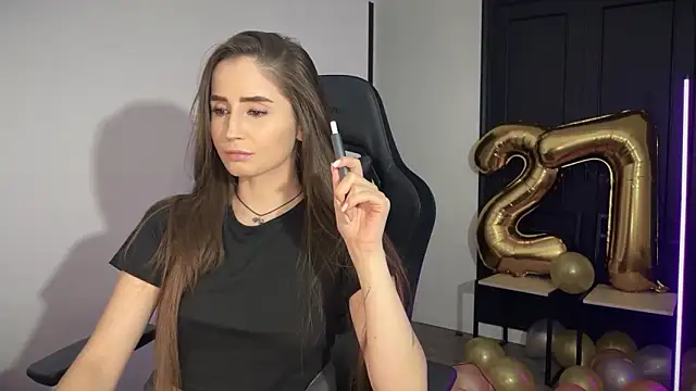 Snapshot of s_meow chatting on 11-19-25, 10:43 s meow online show from 11-19-25, 10:43