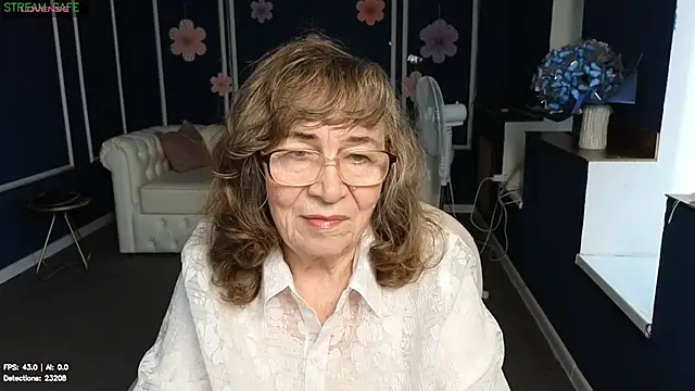 Snapshot of Betty_Brick chatting on 07-13-26, 01:25 Betty Brick online show from 07-13-26, 01:25