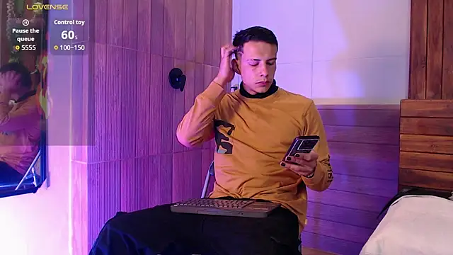 Snapshot of Dustin_Sonne chatting on 10-06-25, 03:37 Dustin Sonne online show from 10-06-25, 03:37