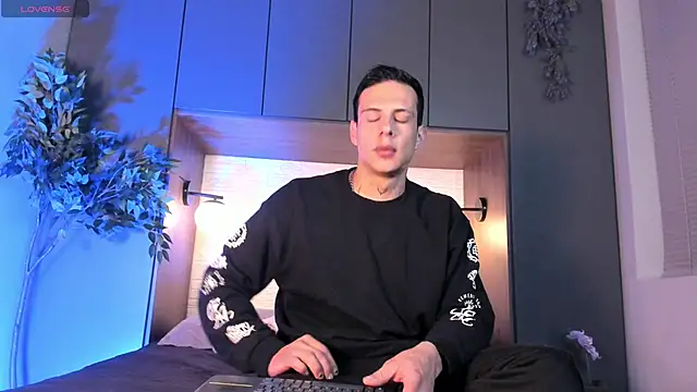 Snapshot of Dustin_Sonne chatting on 11-25-25, 03:39 Dustin Sonne online show from 11-25-25, 03:39