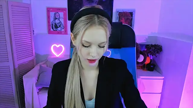 Snapshot of AvaDaviis chatting on 10-18-25, 02:18 AvaDaviis online show from 10-18-25, 02:18