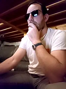 Snapshot of BrunJulienMetis chatting on 02-11-26, 08:03 BrunJulienMetis online show from 02-11-26, 08:03