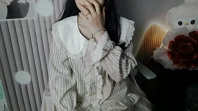 Snapshot of Emachiii chatting on 11-14-25, 02:43 Emachiii online show from 11-14-25, 02:43