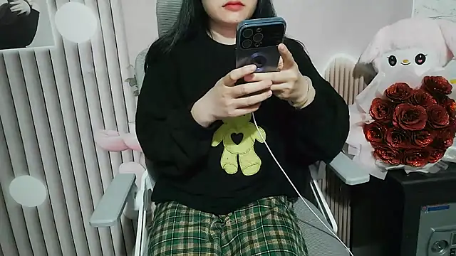 Snapshot of Emachiii chatting on 11-20-25, 01:06 Emachiii online show from 11-20-25, 01:06