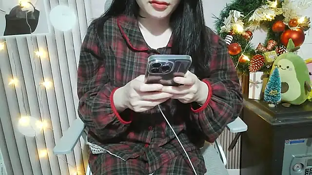 Snapshot of Emachiii chatting on 12-16-25, 01:10 Emachiii online show from 12-16-25, 01:10