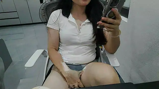 Snapshot of Emachiii chatting on 06-20-26, 12:30 Emachiii online show from 06-20-26, 12:30