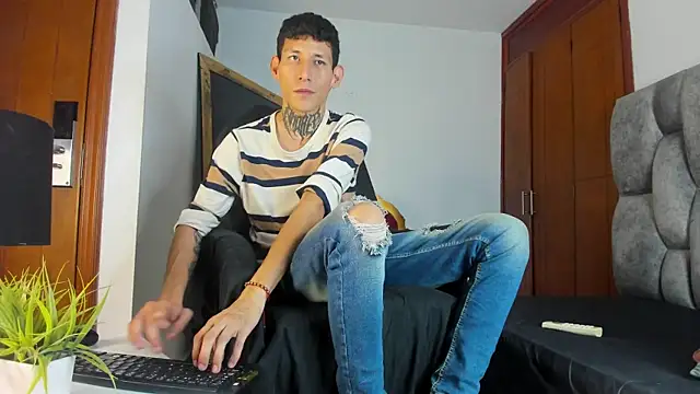 Snapshot of Davide_444 chatting on 10-14-25, 01:39 Davide 444 online show from 10-14-25, 01:39