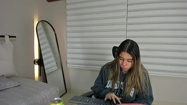 Snapshot of Rachell_criss chatting on 11-27-25, 04:03 Rachell criss online show from 11-27-25, 04:03