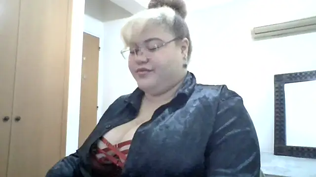 Snapshot of GoddessMocha chatting on 09-25-25, 01:04 GoddessMocha online show from 09-25-25, 01:04