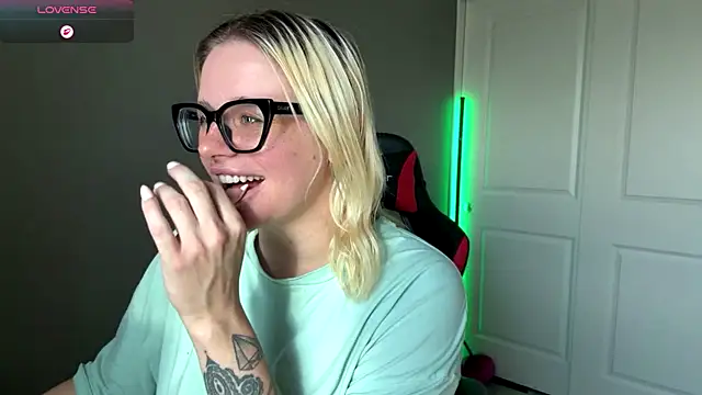 Snapshot of Charlies_world chatting on 09-26-25, 05:50 Charlies world online show from 09-26-25, 05:50