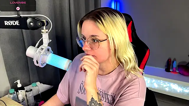 Snapshot of Charlies_world chatting on 10-04-25, 05:22 Charlies world online show from 10-04-25, 05:22