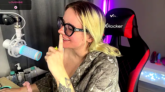 Snapshot of Charlies_world chatting on 10-06-25, 07:11 Charlies world online show from 10-06-25, 07:11