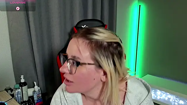 Snapshot of Charlies_world chatting on 10-18-25, 08:31 Charlies world online show from 10-18-25, 08:31