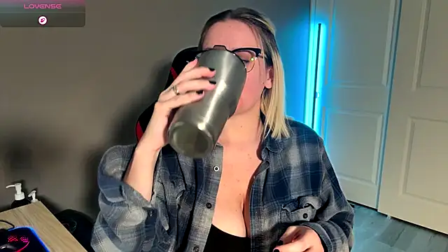 Snapshot of Charlies_world chatting on 10-25-25, 05:19 Charlies world online show from 10-25-25, 05:19