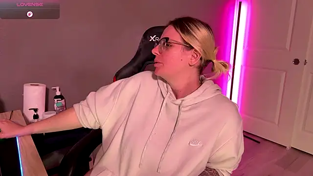 Snapshot of Charlies_world chatting on 11-21-25, 09:13 Charlies world online show from 11-21-25, 09:13