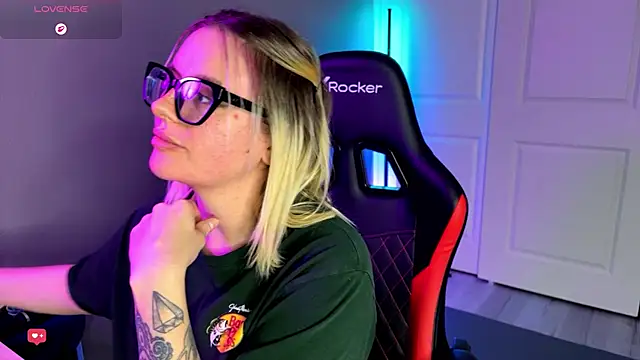 Snapshot of Charlies_world chatting on 12-14-25, 10:25 Charlies world online show from 12-14-25, 10:25