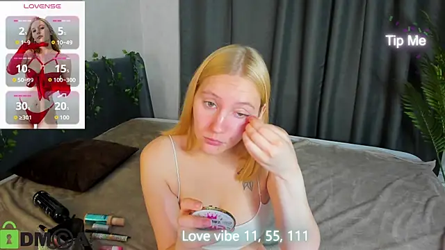 Snapshot of Anna_Chelsea chatting on 10-24-25, 01:03 Anna Chelsea online show from 10-24-25, 01:03