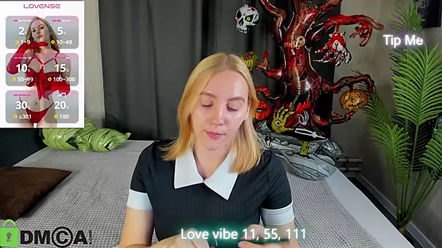 Snapshot of Anna_Chelsea chatting on 10-30-25, 11:49 Anna Chelsea online show from 10-30-25, 11:49