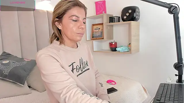 Clhoe Johnson online show from 10-03-25, 02:41