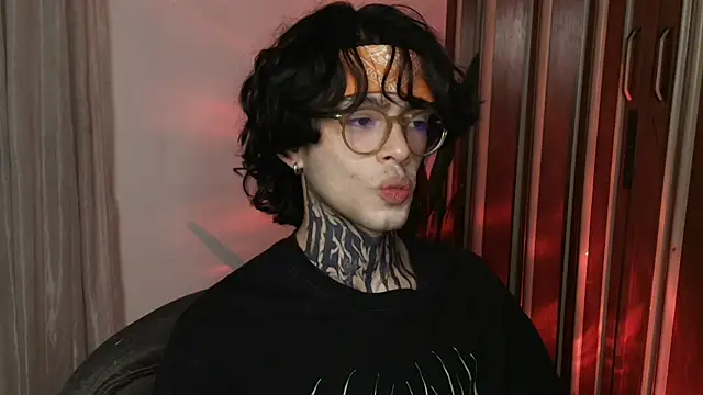 Snapshot of Mihail_leroy chatting on 05-22-26, 01:46 Mihail leroy online show from 05-22-26, 01:46