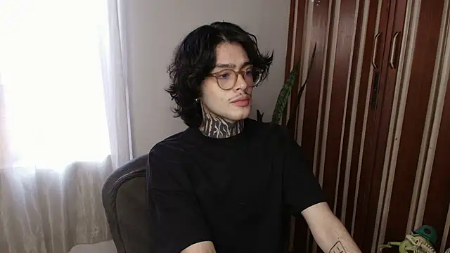 Snapshot of Mihail_leroy chatting on 06-06-26, 10:25 Mihail leroy online show from 06-06-26, 10:25