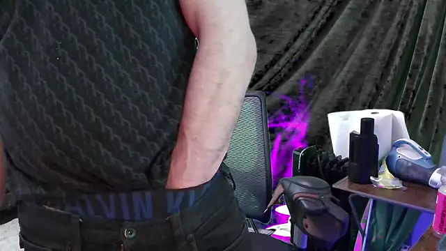 Snapshot of MasterDaddyCool chatting on 10-14-25, 12:55 MasterDaddyCool online show from 10-14-25, 12:55