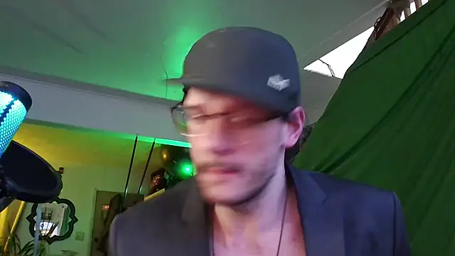 Snapshot of MasterDaddyCool chatting on 10-21-25, 03:51 MasterDaddyCool online show from 10-21-25, 03:51