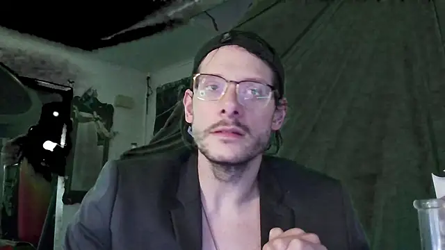 Snapshot of MasterDaddyCool chatting on 10-22-25, 08:30 MasterDaddyCool online show from 10-22-25, 08:30