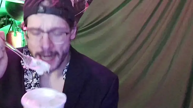 Snapshot of MasterDaddyCool chatting on 10-28-25, 04:27 MasterDaddyCool online show from 10-28-25, 04:27