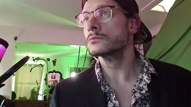 Snapshot of MasterDaddyCool chatting on 10-28-25, 04:31 MasterDaddyCool online show from 10-28-25, 04:31