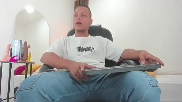 Snapshot of Ricky_Owens1 chatting on 09-17-25, 01:13 Ricky Owens1 online show from 09-17-25, 01:13