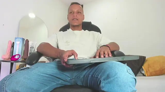 Snapshot of Ricky_Owens1 chatting on 09-24-25, 01:58 Ricky Owens1 online show from 09-24-25, 01:58