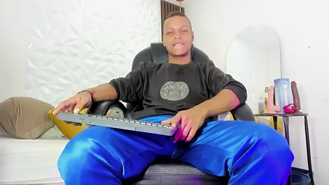 Snapshot of Ricky_Owens1 chatting on 09-25-25, 02:43 Ricky Owens1 online show from 09-25-25, 02:43