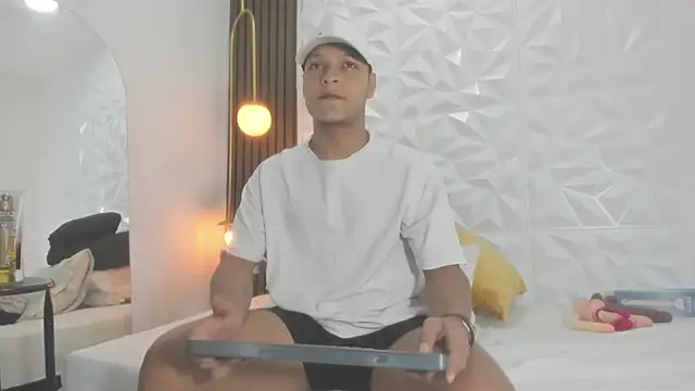 Snapshot of Ricky_Owens1 chatting on 10-08-25, 01:53 Ricky Owens1 online show from 10-08-25, 01:53