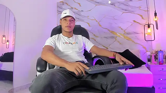 Snapshot of Ricky_Owens1 chatting on 10-13-25, 01:11 Ricky Owens1 online show from 10-13-25, 01:11