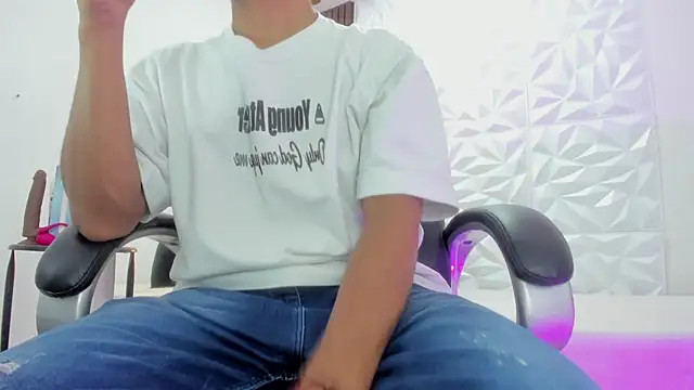 Snapshot of Ricky_Owens1 chatting on 10-15-25, 02:06 Ricky Owens1 online show from 10-15-25, 02:06