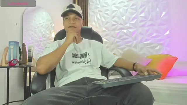 Snapshot of Ricky_Owens1 chatting on 10-18-25, 01:45 Ricky Owens1 online show from 10-18-25, 01:45