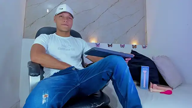 Snapshot of Ricky_Owens1 chatting on 10-22-25, 01:44 Ricky Owens1 online show from 10-22-25, 01:44