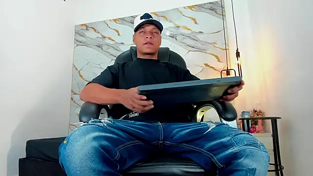 Snapshot of Ricky_Owens1 chatting on 10-25-25, 02:24 Ricky Owens1 online show from 10-25-25, 02:24