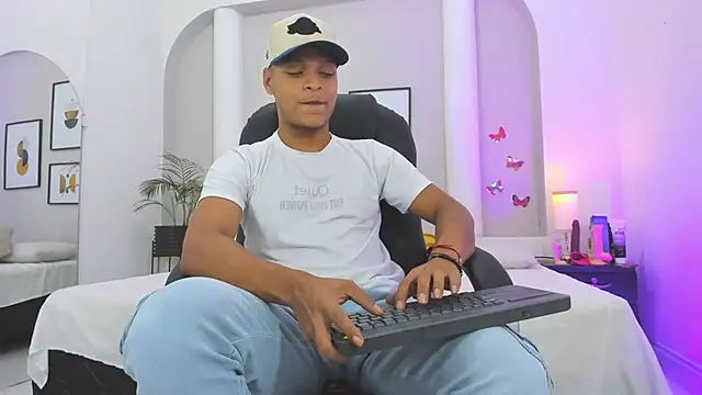 Snapshot of Ricky_Owens1 chatting on 10-27-25, 08:46 Ricky Owens1 online show from 10-27-25, 08:46