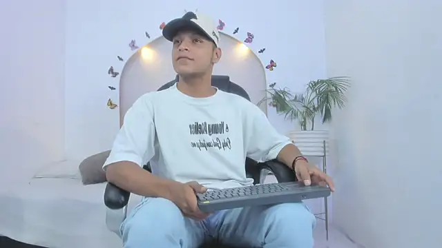 Snapshot of Ricky_Owens1 chatting on 11-14-25, 08:51 Ricky Owens1 online show from 11-14-25, 08:51