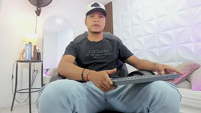 Snapshot of Ricky_Owens1 chatting on 11-23-25, 02:28 Ricky Owens1 online show from 11-23-25, 02:28